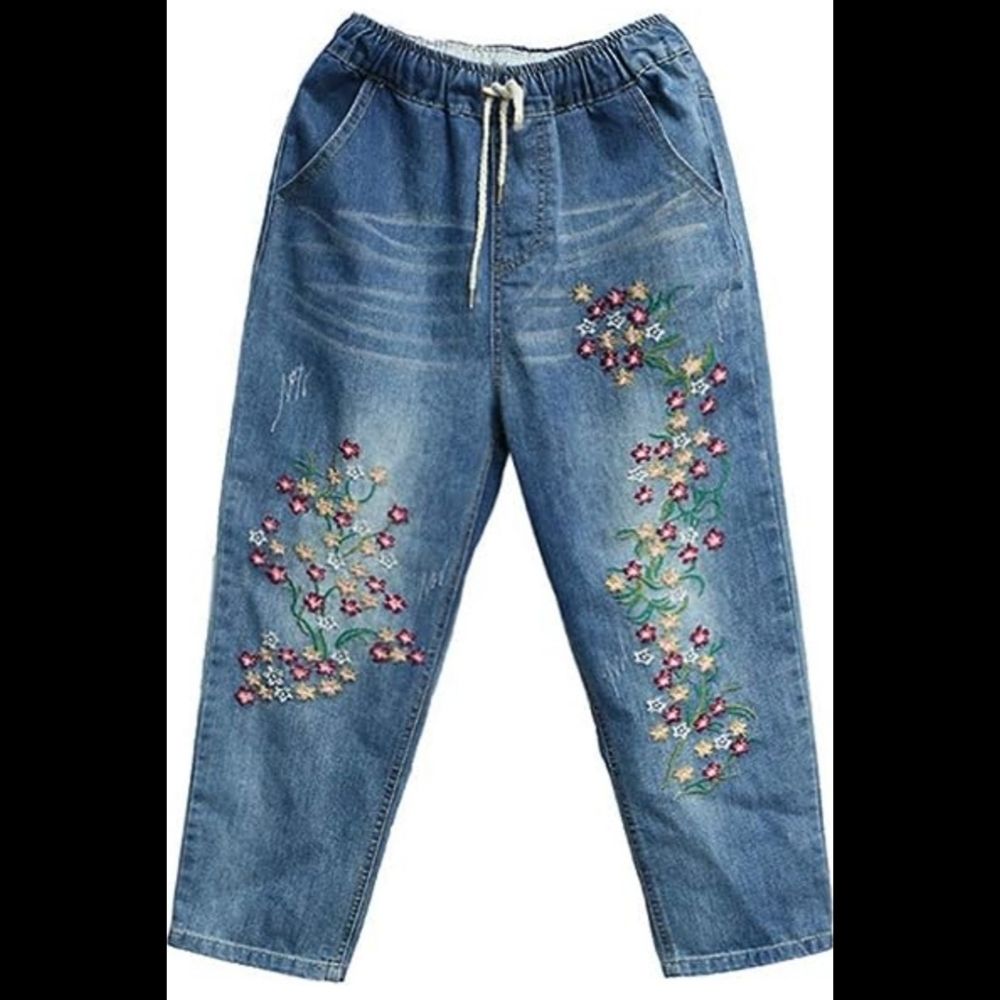 Floral Embroidered Capri Jeans